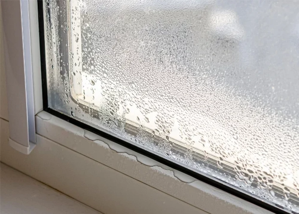 причини конденсату на пластикових вікнах