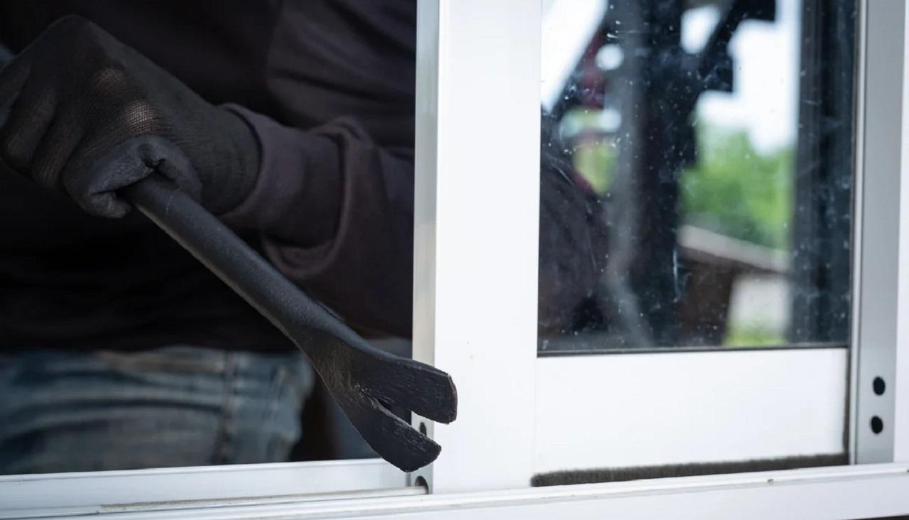 Як захистити пластикові вікна