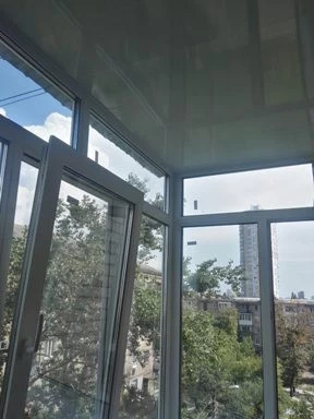 стеля на балконі