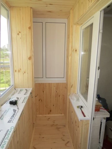 внутрішня обшивка балкона дерев'яною вагонкою