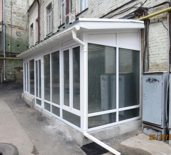 тамбур для входу в магазин