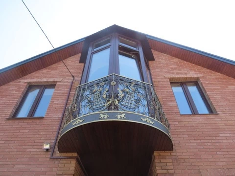 напівкруглий ламінований балкон